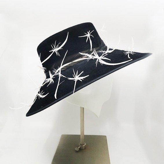 chapeau feutre défilé mode