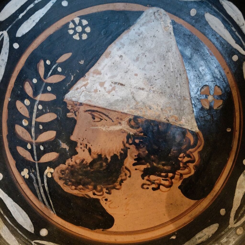 chapeau histoire pileus grèce antique bonnet phrygien louvre